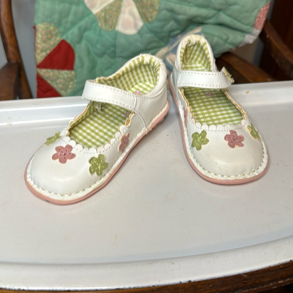 Toddler Girls White Shoes w/Pink Green Flower Appliqués Size 6 Carole Little